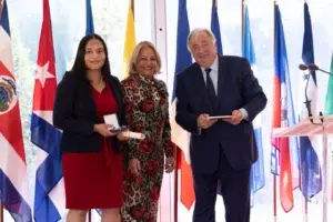 Francia otorga la Medalla del Senado a la doctora dominicana Raquel Mercedes