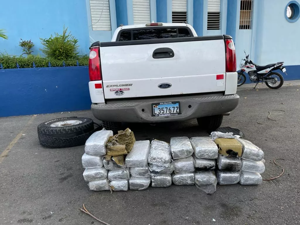 DNCD ocupa 26 pacas de marihuana escondidas en chasis y compuerta de camioneta