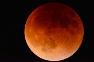 Eclipse total de Luna se combina con superluna esta semana