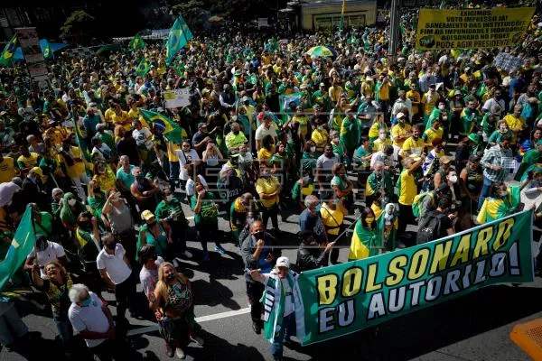 Brasileños desafían la pandemia y salen a las calles en apoyo y contra Bolsonaro