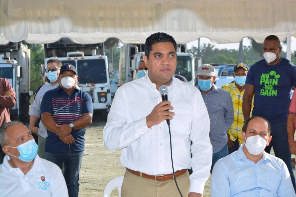 Kelvin Cruz entrega un millón de pesos a trabajadores Ayuntamiento de La Vega