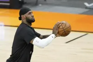 LeBron James queda sin castigo y la NBA multa con 50 mil a Porzingis por socializar