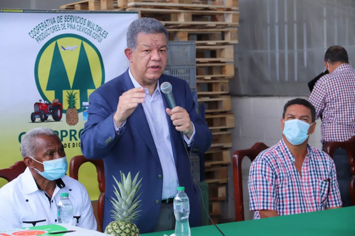 Leonel se reúne con agricultores, empresarios y dirigentes políticos de Sánchez Ramírez