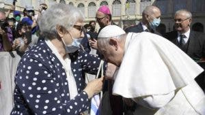 El papa besa el número tatuado en el brazo a una sobreviviente del Holocausto