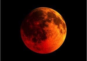 Vuelve la “superluna roja” para recordar el valor de la exploración espacial