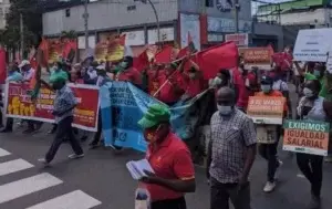 Trabajadores marchan en demanda mejores condiciones laborales