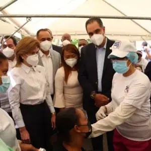 Director del SeNaSa entrega junto a vicepresidenta donación en San Pedro de Macorís