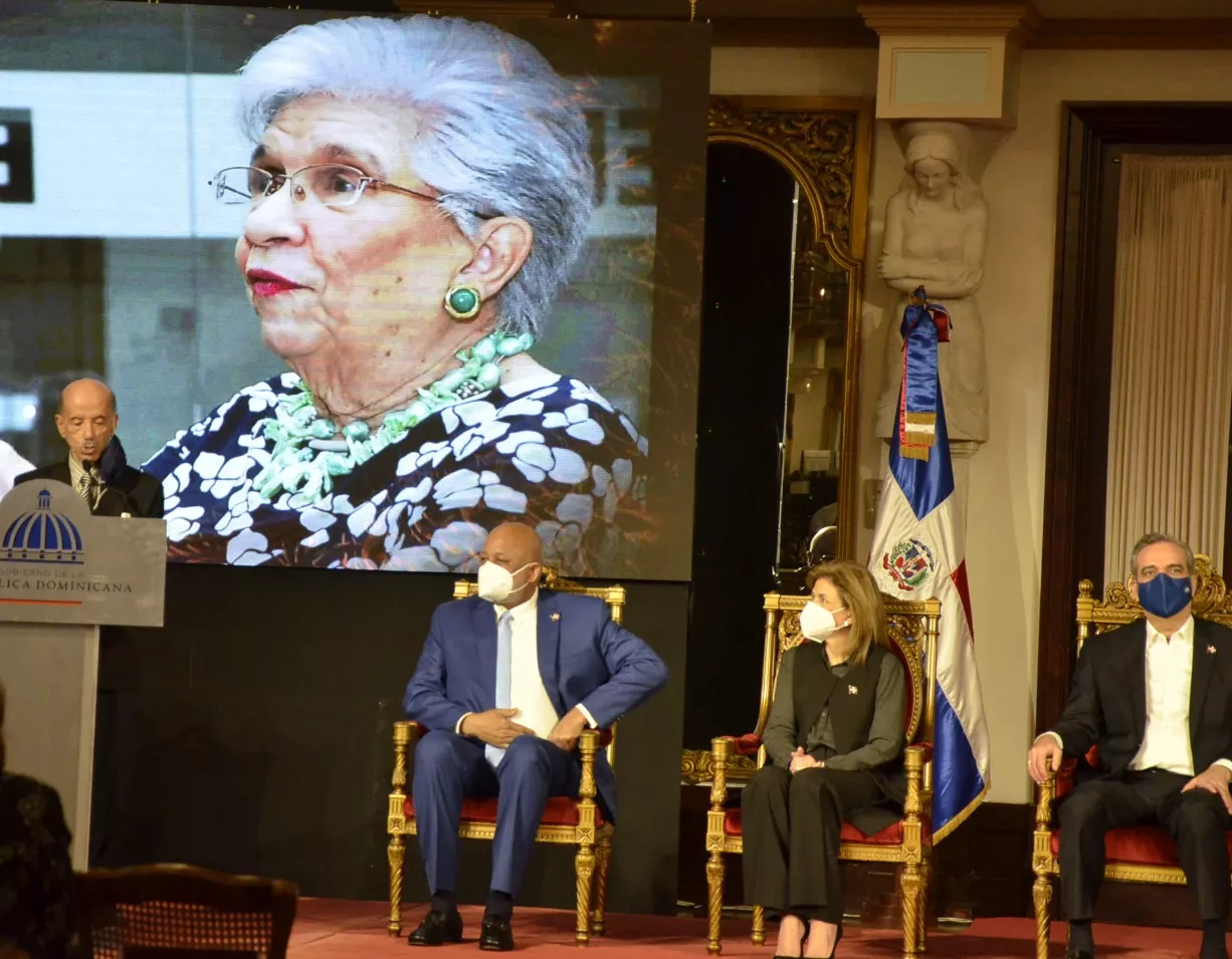 Luis Abinader distingue a los maestros en su día