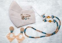 Artesana reivindica la belleza del trópico al crear con el ámbar y larimar