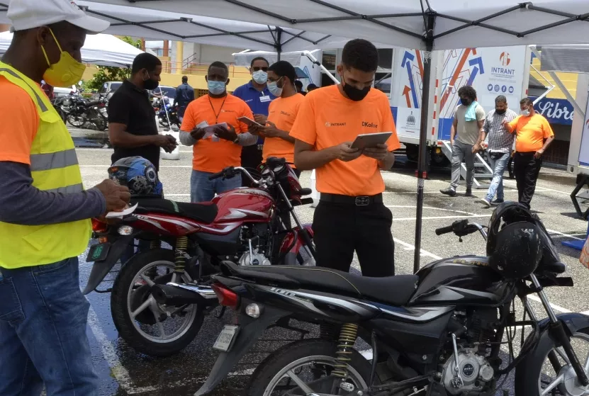 Motociclistas acuden para  proceso de regularización