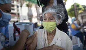 Naciones pobres recibirán de EU 500 millones de dosis de vacunas