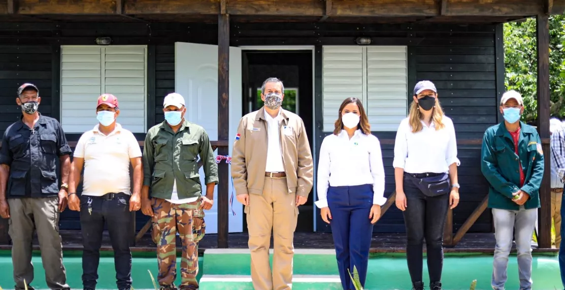 Orlando Jorge Mera, al centro junto a representantes de Nature Power.