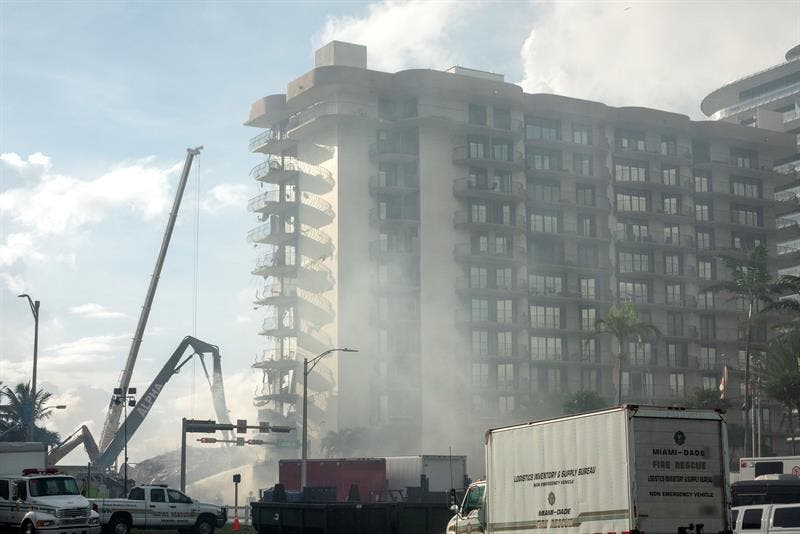 Incendio dificulta labores de rescate de sobrevivientes en derrumbe de Miami
