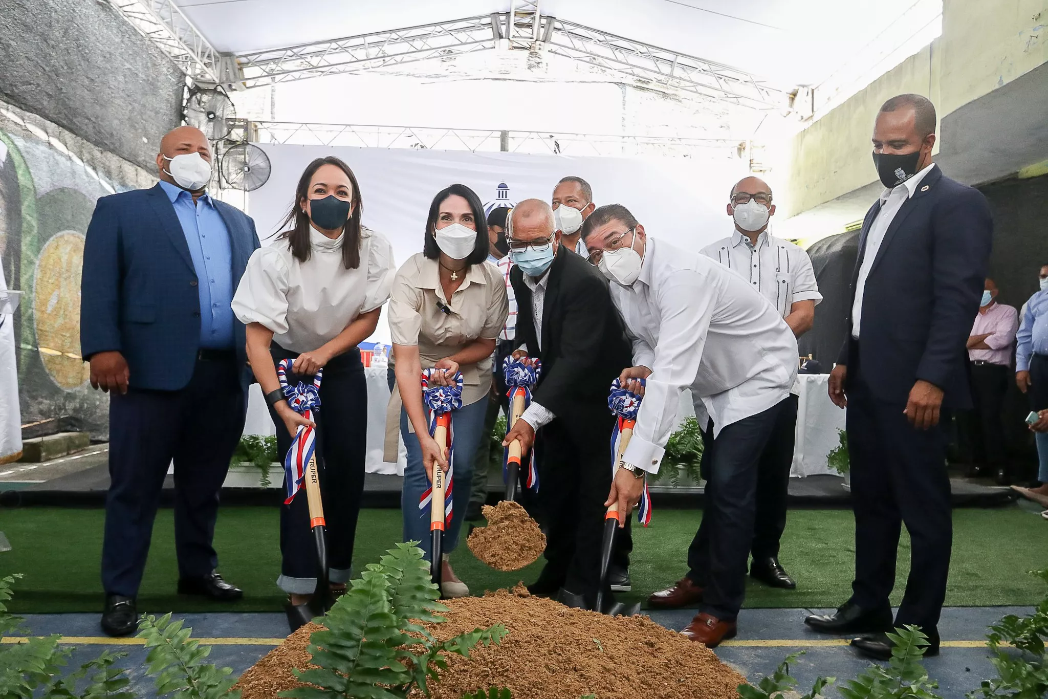 Camacho y la primera dama dan comienzo a construcción Centro Deportivo Comunitario