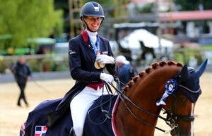 Yvonne Losos, la trotamundos que se crió con cebras y ahora doma caballos