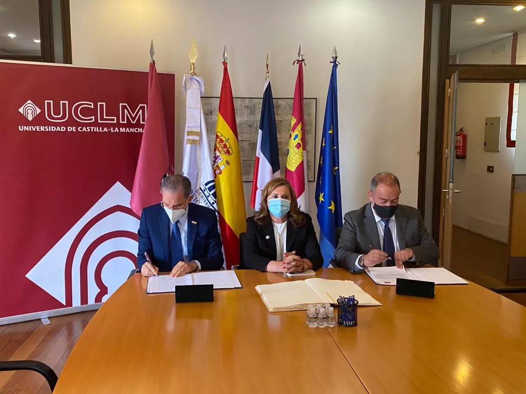 MESCYT y Universidad de Castilla-La Mancha desarrollarán programas a favor de becarios