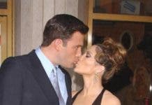 Jennifer López y Ben Affleck se besan en una cena en familia en Los Ángeles