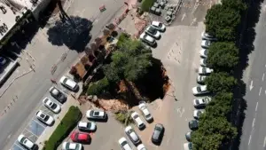 Video: Colapsa un estacionamiento y ‘traga’ a varios autos en Jerusalén