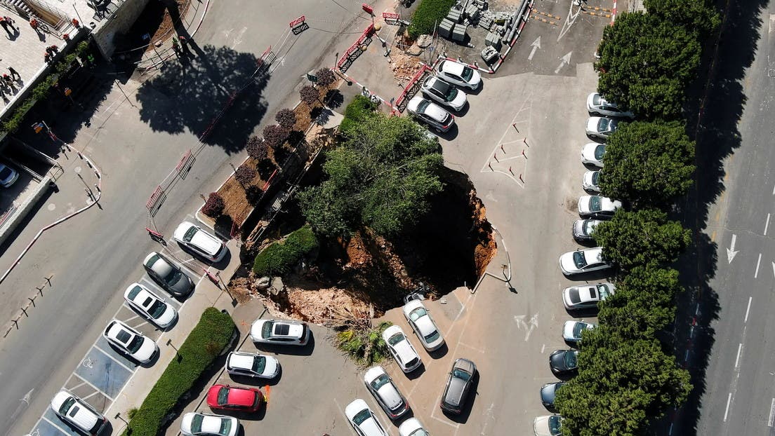 Video: Colapsa un estacionamiento y ‘traga’ a varios autos en Jerusalén