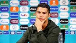 «¡Beban agua!»: Cristiano Ronaldo retira dos botellas de Coca-Cola y las cambia por una de agua