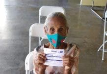 Mujer de 121 años se vacuna en jornada celebrada en Puerto Plata