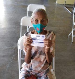 Mujer de 121 años se vacuna en jornada celebrada en Puerto Plata