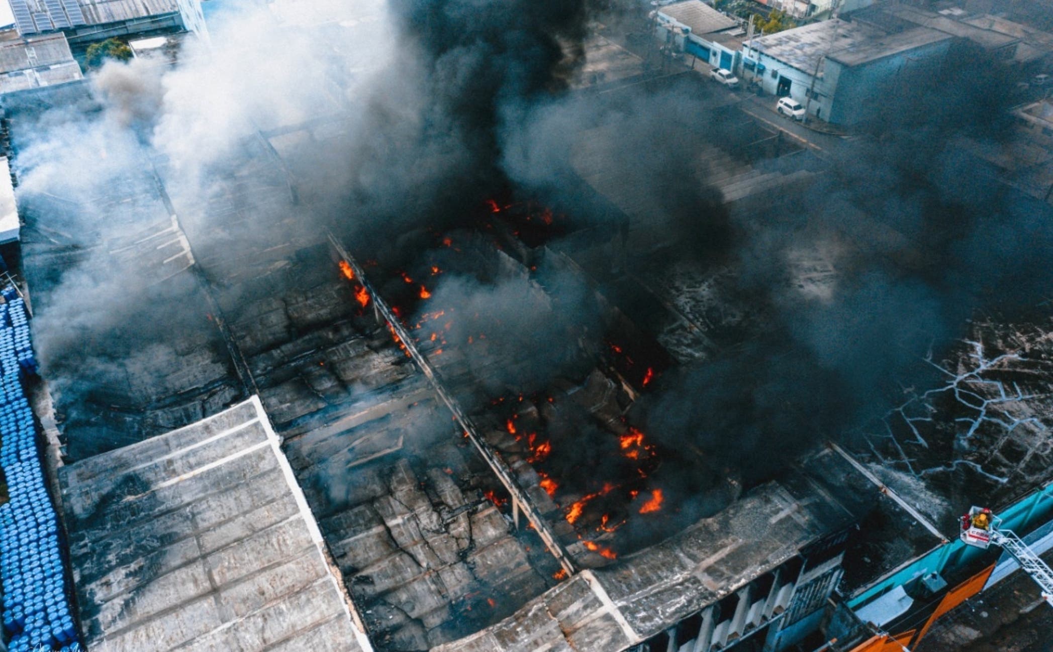 Incendio destruye fábrica colchones La Reina  en ‘La Fe’