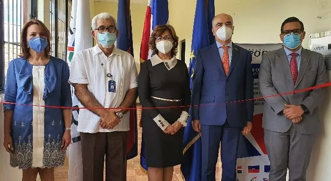 Ejecutivos de ambas entidades durante la inauguración del centro.