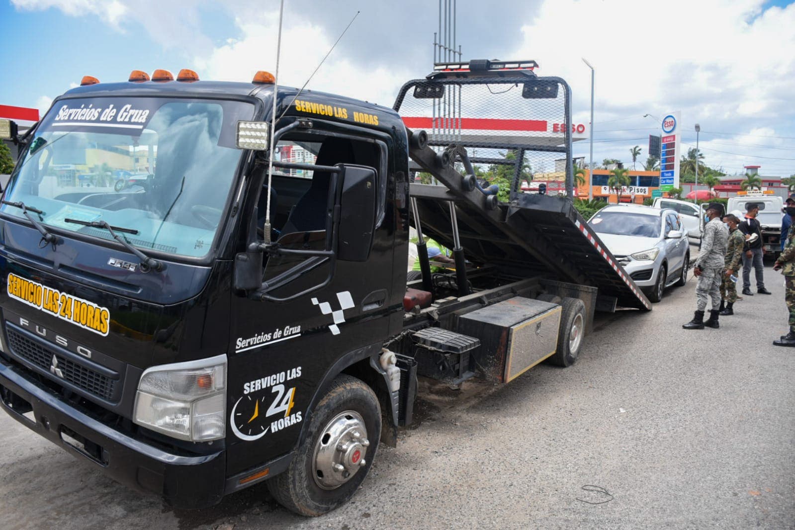 Ayuntamiento SDE retira vehículos de dealers ocupaban vía pública