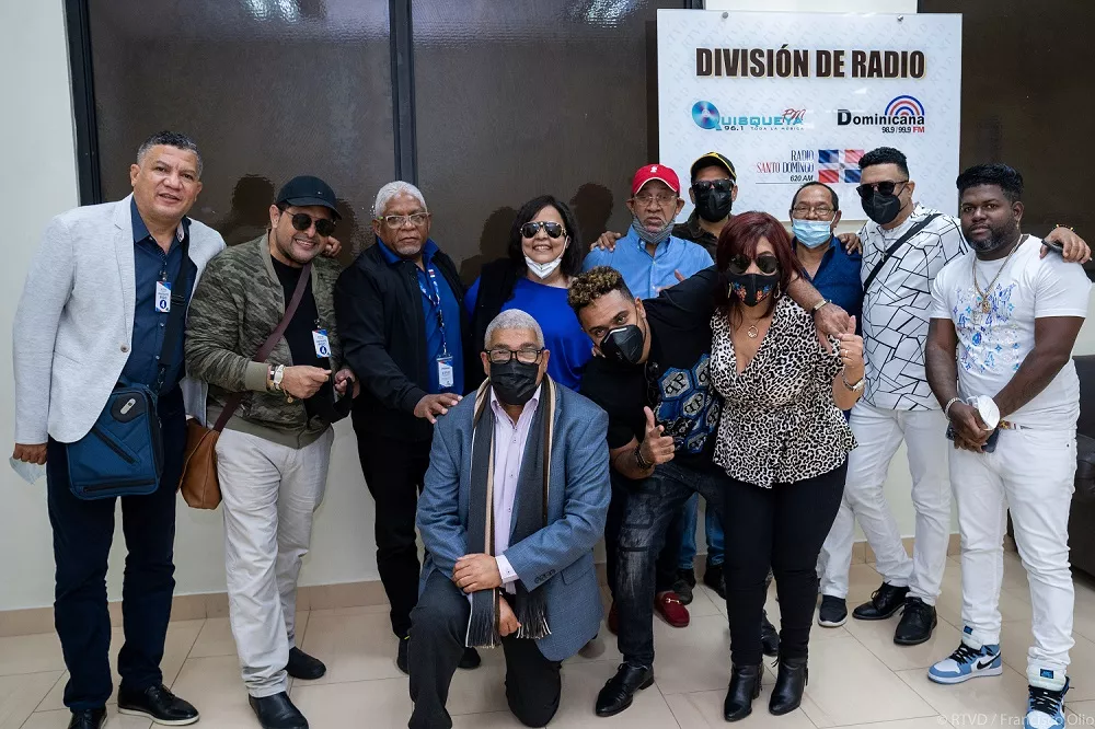 Conductores de El Ritmo de Quisqueya junto a merengueros (1)