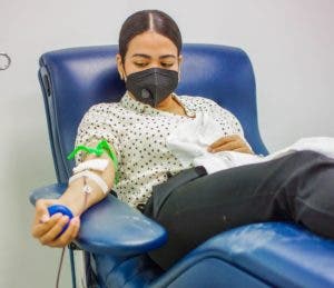 Hematóloga recomienda donar sangre 14 días después de inocularse con Sinovac y AstraZeneca