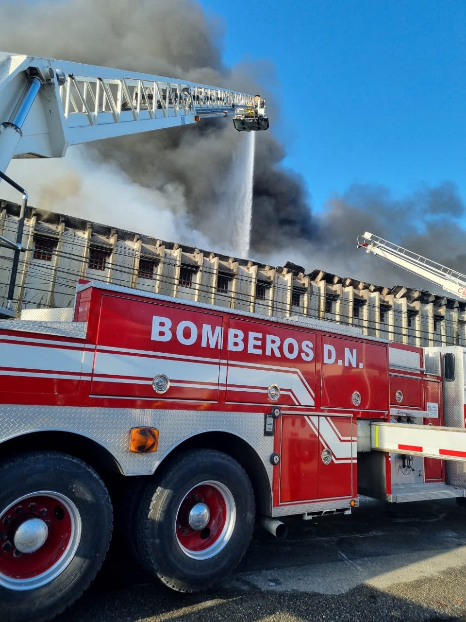 Bomberos sofocan incendio afectó fábrica de colchones La Reina