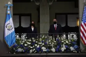 El presidente de Guatemala recibe en el Palacio Nacional a Kamala Harris