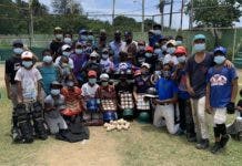 Policía, Miderec, Fedofútbol y los Mets auxilian con utilerías a ligas de Monte Llano