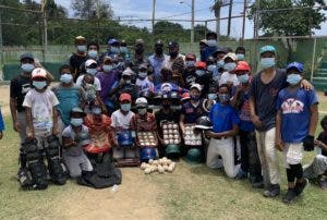 Policía, Miderec, Fedofútbol y los Mets auxilian con utilerías a ligas de Monte Llano