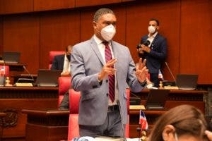 “Y la diva pa’ cuando”: Senador PLD en comparecencia de administrador Edes ante el senado