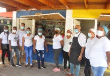 Chef Martín Omar ayuda a fritureros de plaza del pescado en bocachica