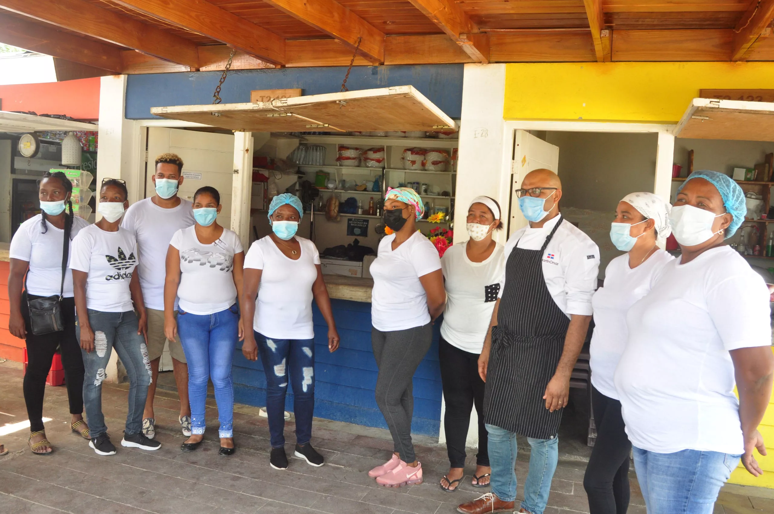 Chef Martín Omar ayuda a fritureros de plaza del pescado en bocachica