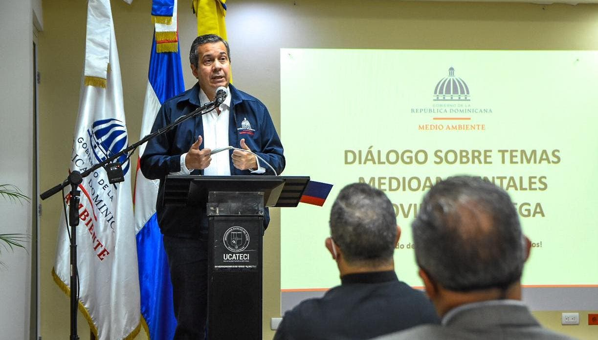Ministro de Medio Ambiente se reúne con sectores sociales de La Vega