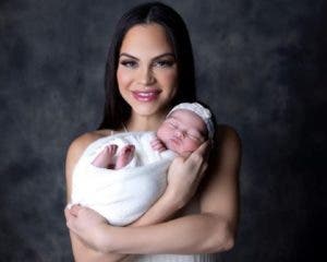 Natti Natasha comparte primeras fotografías con su hija Vida Isabelle