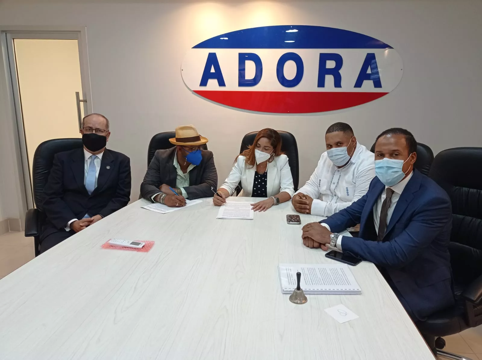 Representantes de Adora y Sgacedom