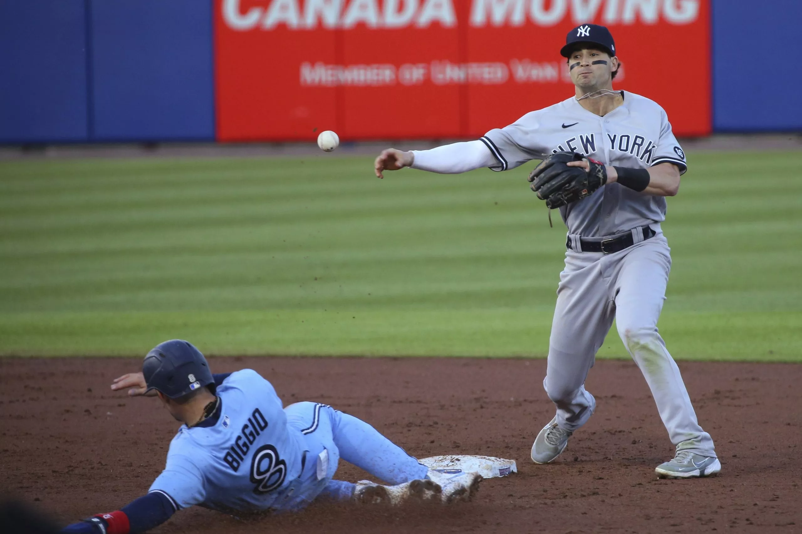 Los Yanquis le hacen brillante tripleplay a los Azulejos de Toronto