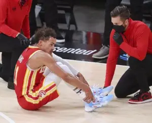 Trae Young en duda para el juego 4, sufre contusión ósea