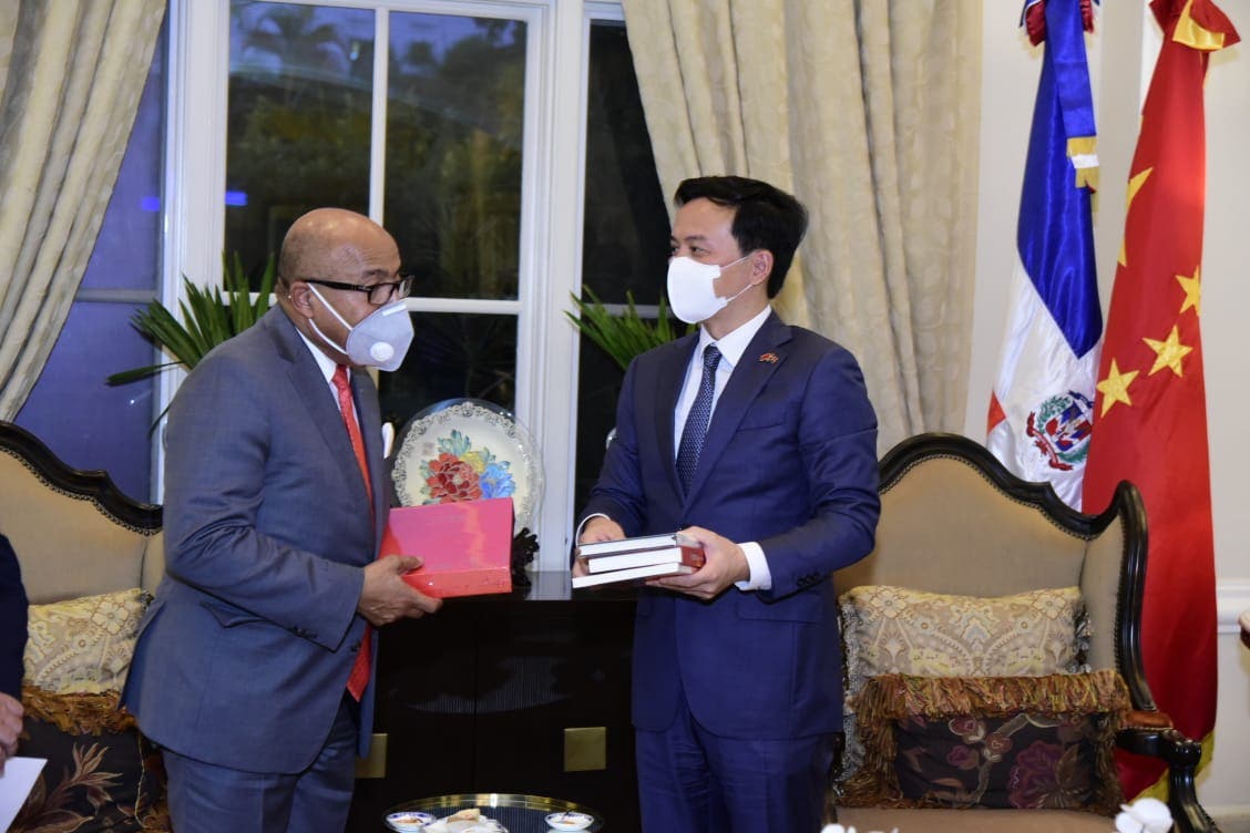 Presidente y voceros Cámara de Diputados visitan embajador de China en RD