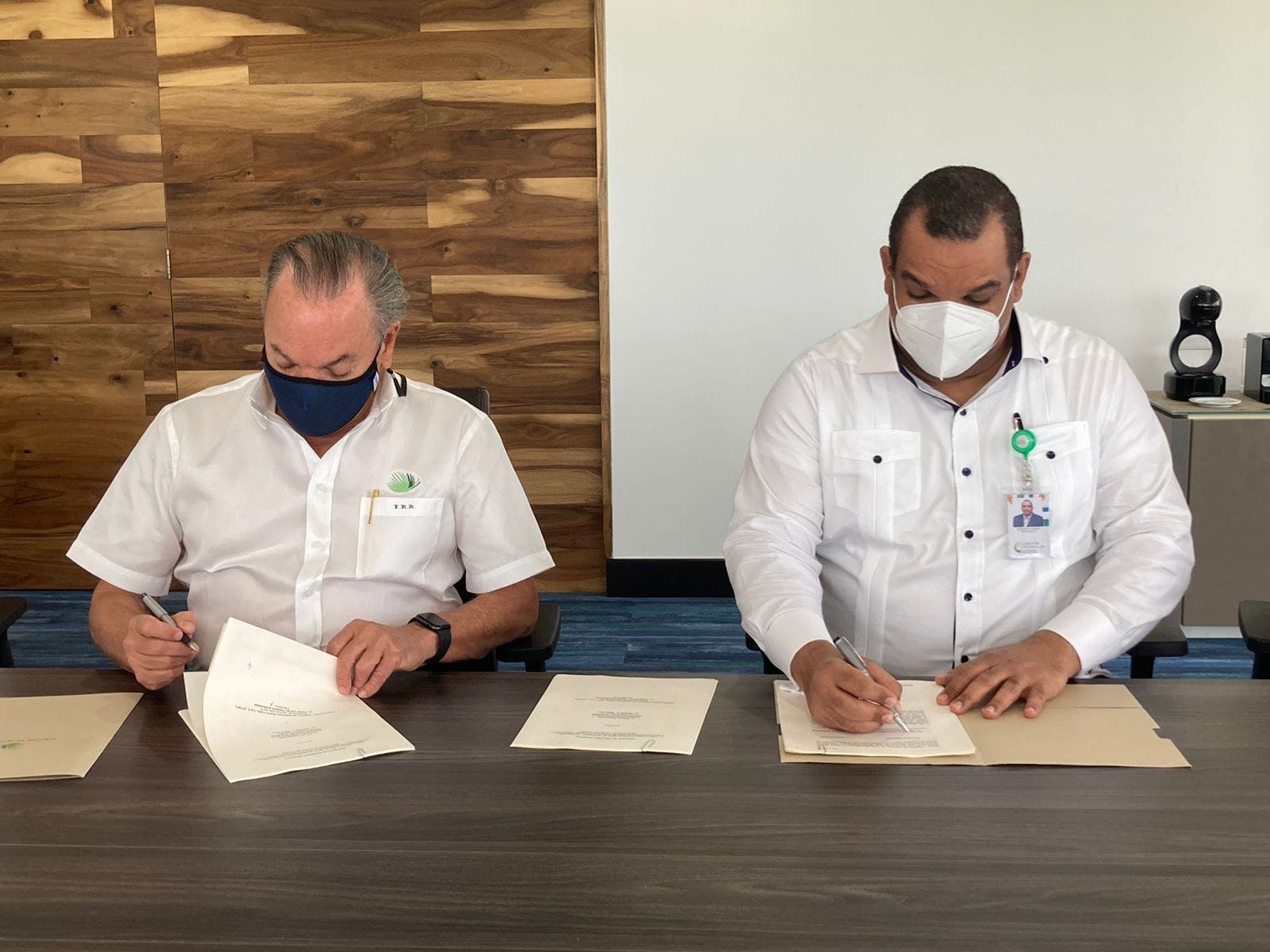 Grupo Punta Cana y Comisión Nacional de Energía firman acuerdo