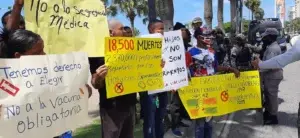 Grupo de personas se manifiestan en el Malecón contra vacunación obligatoria