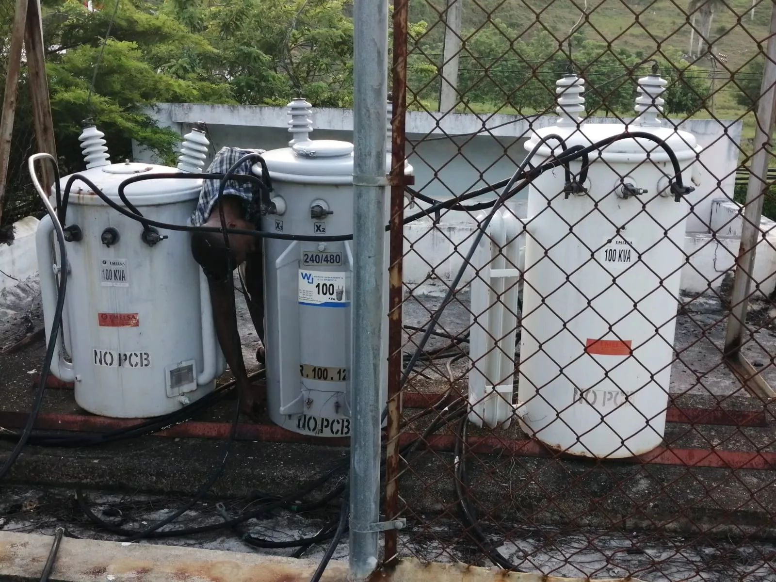 Muere joven electrocutado al intentar sustraer alambres eléctricos - Vimarsana News