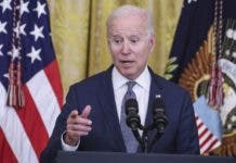 Biden sopesa vacunación obligatoria para empleados federales