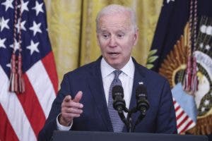 Biden sopesa vacunación obligatoria para empleados federales