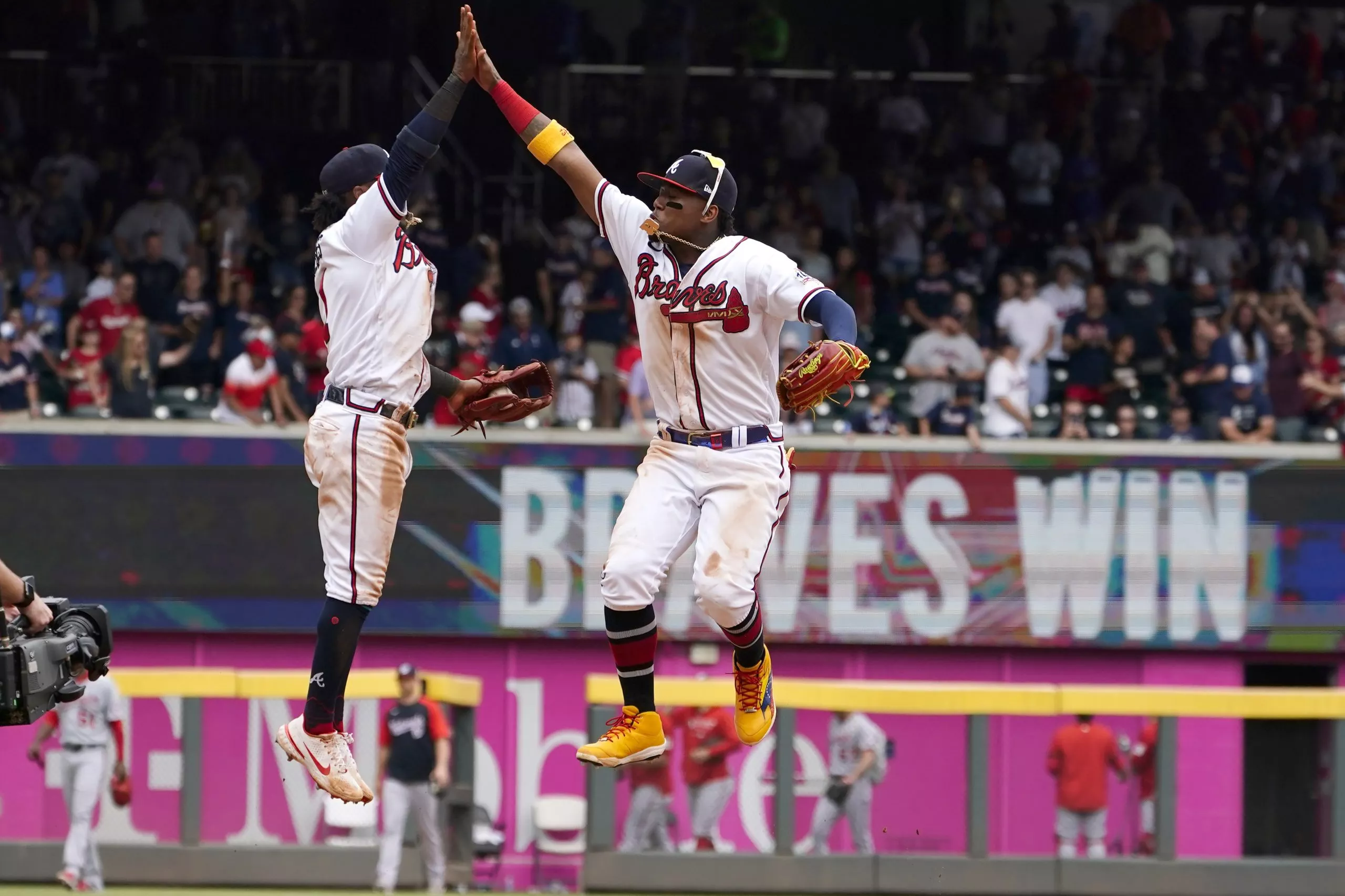 Swanson sigue encendido al bate, Bravos vencen 5-1 a Nacionales